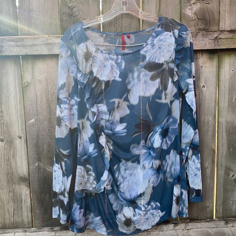 Love Scarlet Sheer floral top sz. M